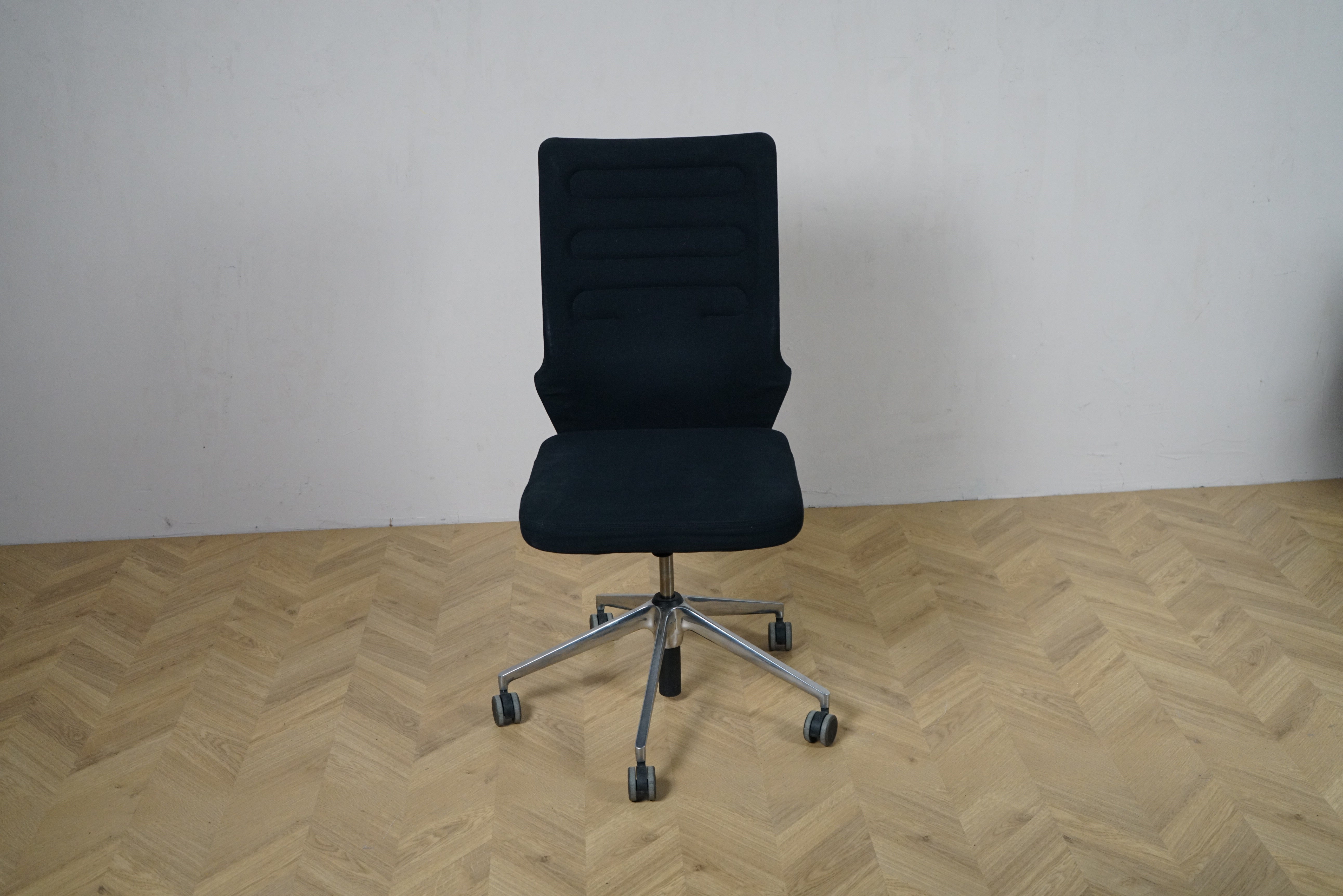 Klassisk Vitra ID Trim kontorstol set forfra med sort polstring på sæde og ryglæn. Velholdt ergonomisk kontorstol i høj kvalitet.